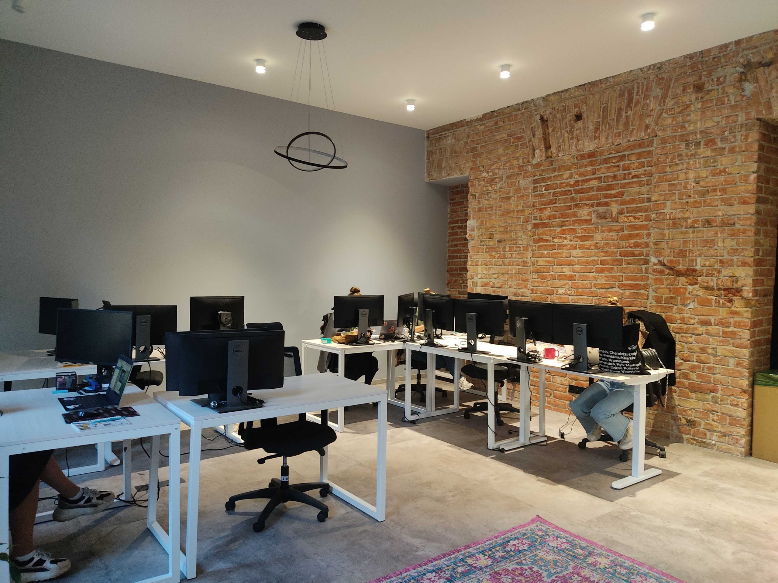 Как адаптировать рекрутинг и работу к блэкаутам: опыт IT-компаний